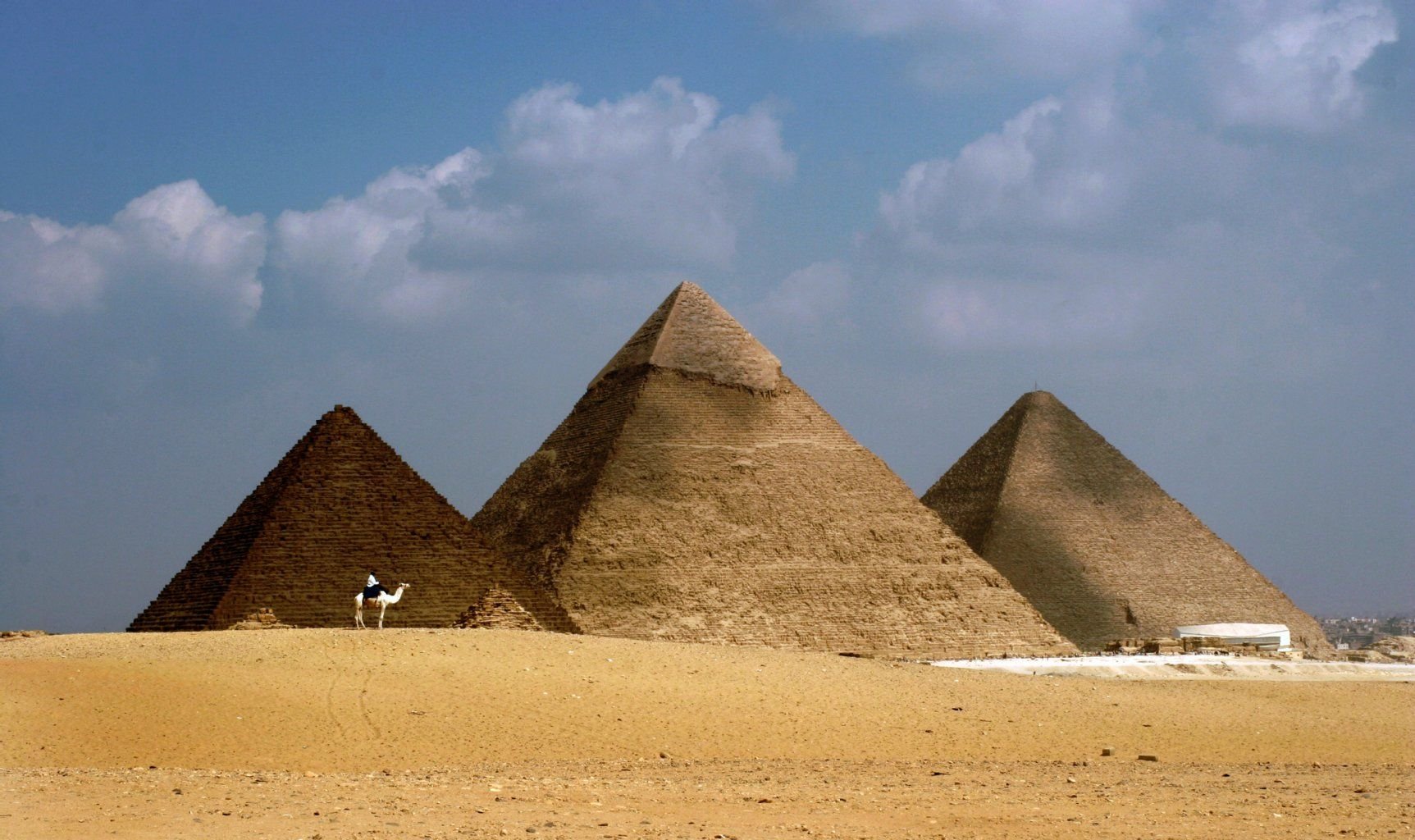 Blick auf die Cheops-Pyramide (re.) in Ägypten.