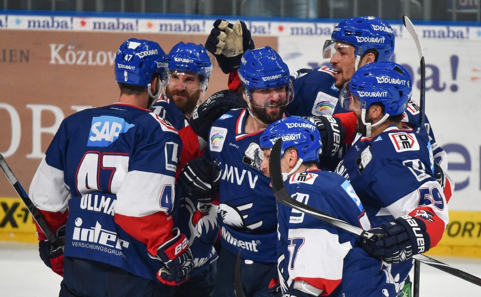 Die Adler Mannheim bejubeln den Treffer zum zwischenzeitlichen 2:0.