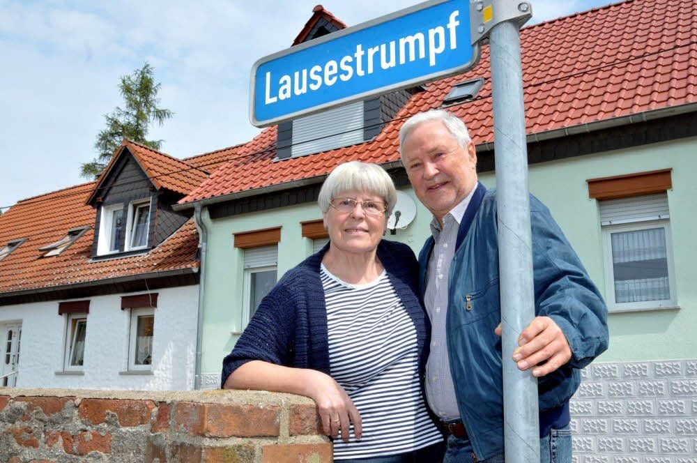 Inge Wöhlbier - hier im Bild mit Mann Dieter - interessiert sich seit jeher für die Ortsgeschichte im Allgemeinen und Straßennamen im Besonderen.