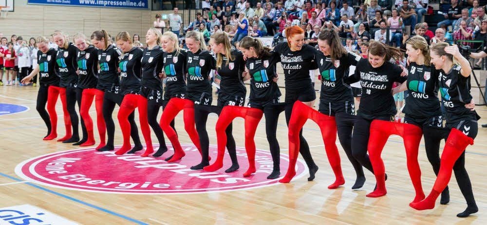 Eine außergewöhnliche Herausforderung war der Tanz der Zweitliga-Handballerinnen in verschiedenen Strumpfhosen.