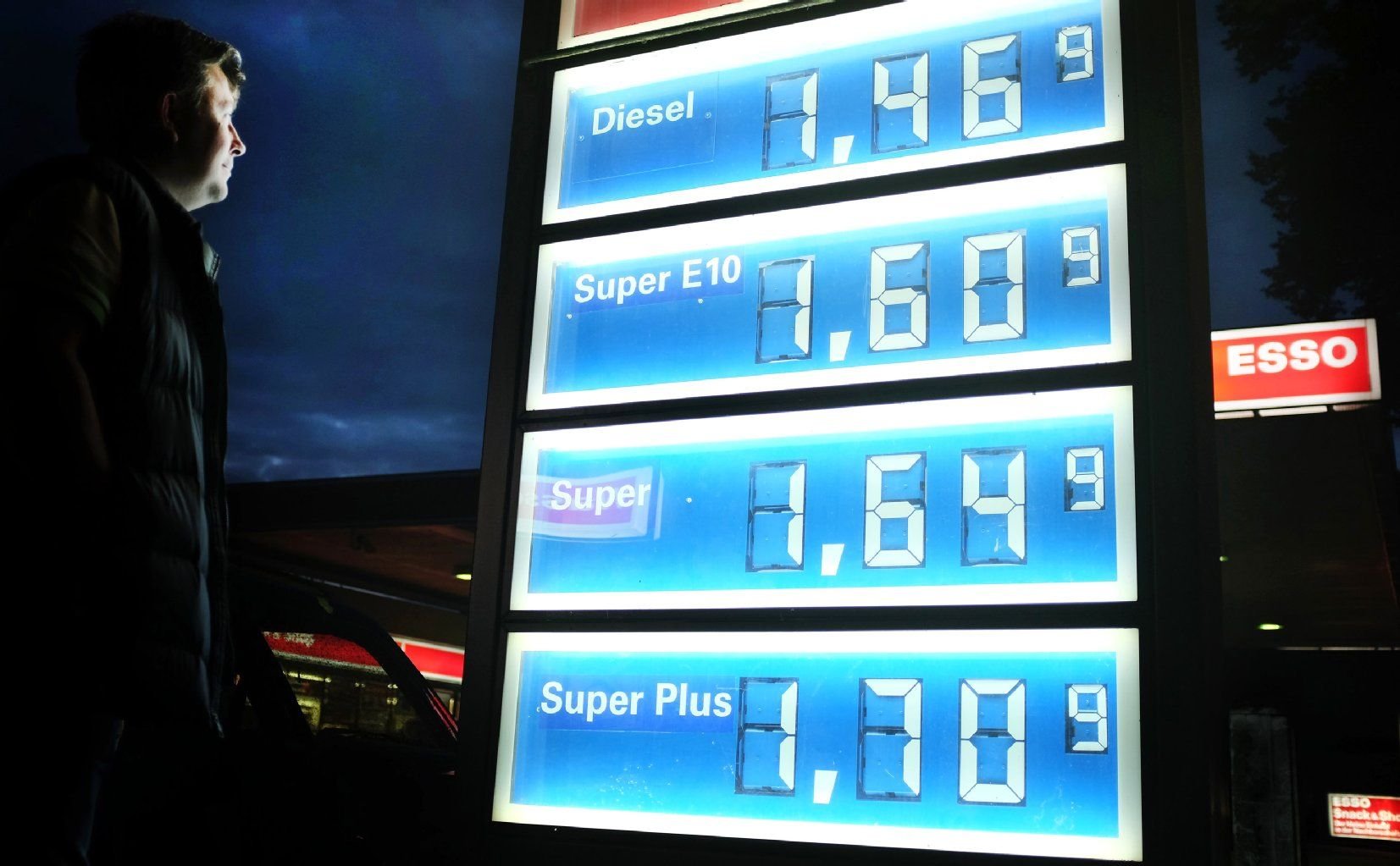 Ein Mann betrachtet am 11. September 2013 die aktuellen Preise auf der Anzeigentafel einer Tankstelle.
