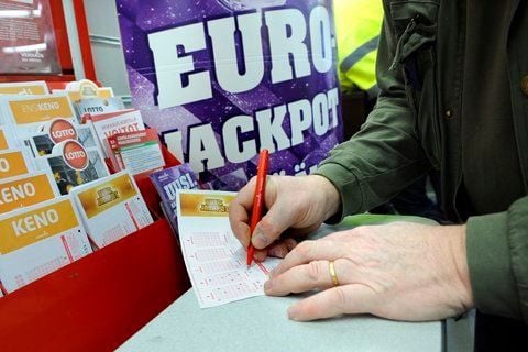 Ein "EuroJackpot"-Spielschein wird ausgefüllt.