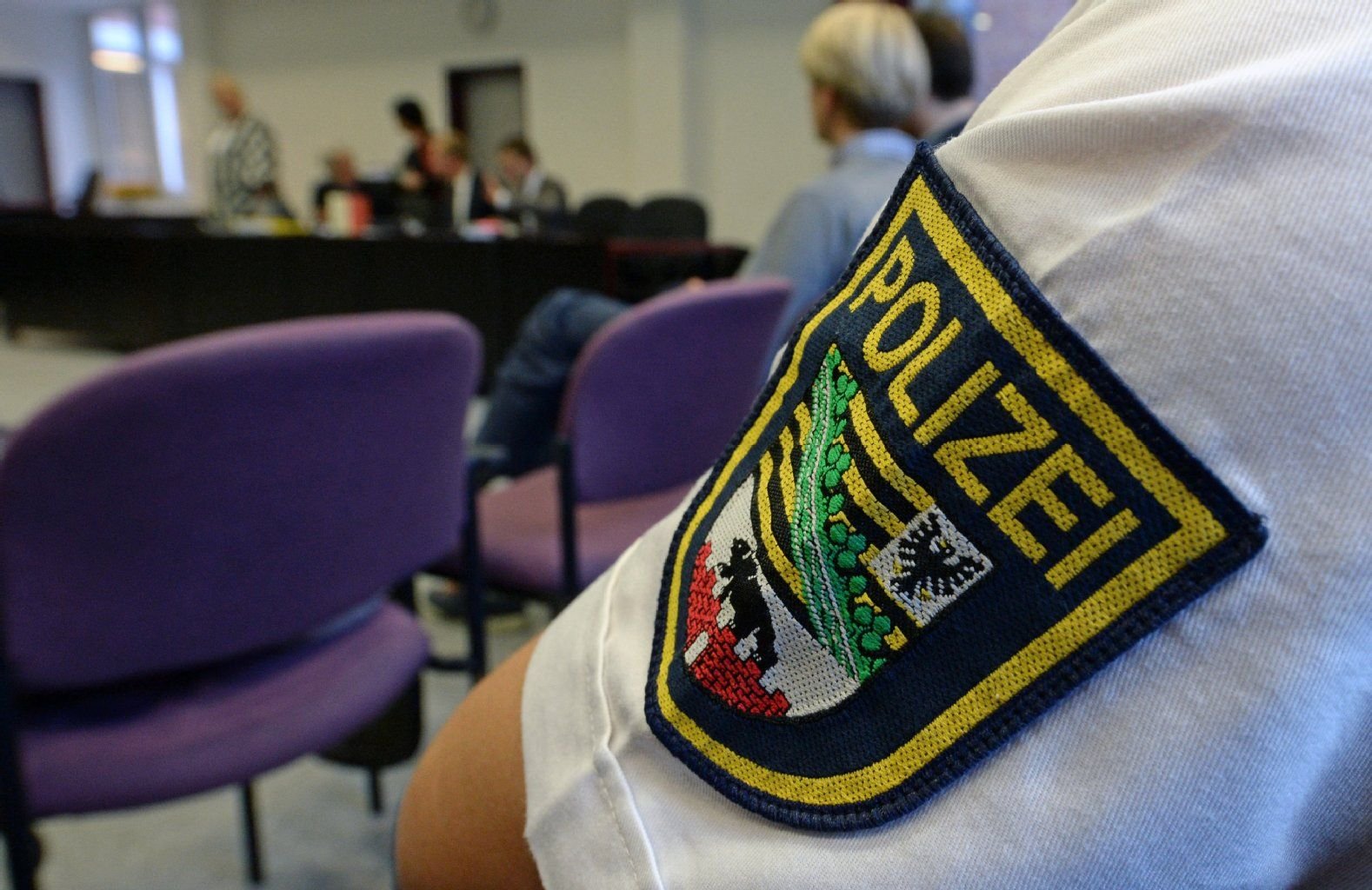 Ein Polizist sitzt im Landesverfassungsgericht Sachsen-Anhalts und verfolgt die Verhandlung über das neue Polizeigesetz.