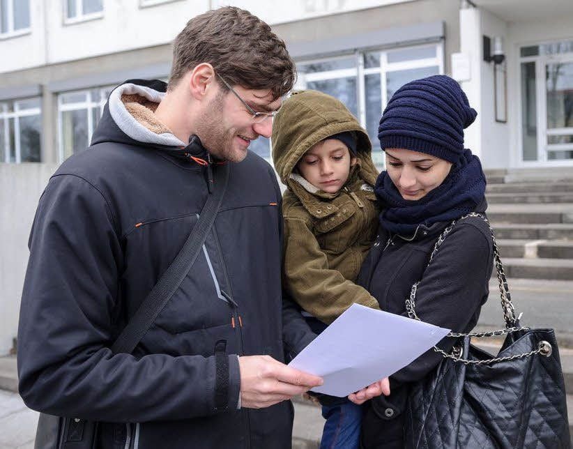 Ron Müller hilft Jean aus Syrien und ihrem Sohn Raed.