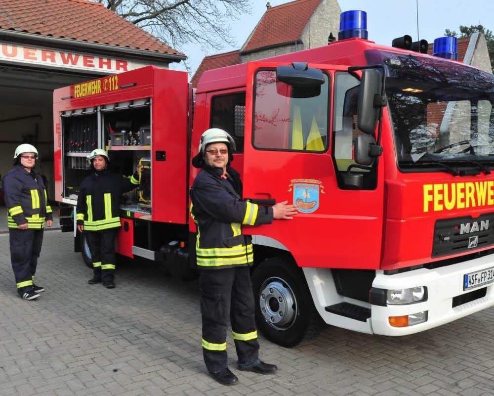 Das Gerätehaus haben die Kameraden renoviert, bevor das neue Fahrzeug gekommen ist. Im Bild zu sehen sind Steve Tyroff, René Wiehr und Roger Tyroff (von links).