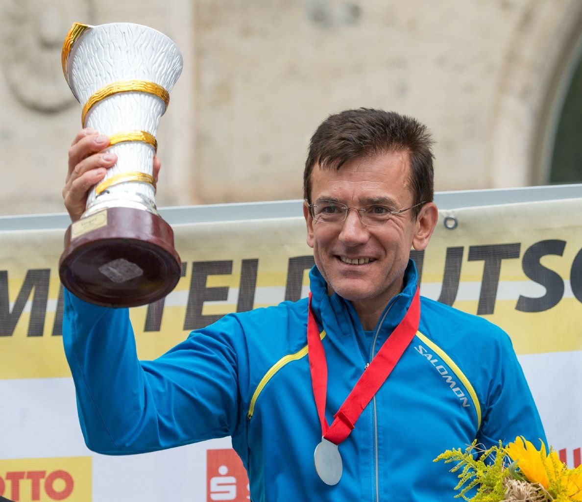 Steffen Großer bei der Siegerehrung. Großer gewann den 12. Mitteldeutschen Marathon.