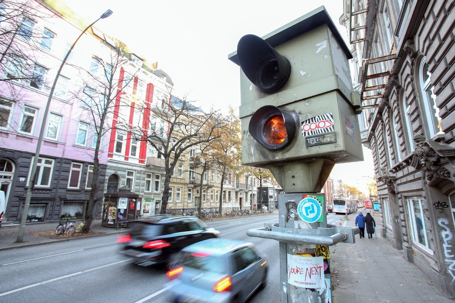 In Deutschland gibt es laut DVR rund 2100 fest installierte Blitzer - aber nicht alle dieser sogenannten Starenkästen sind dauerhaft mit einer Kamera geladen.