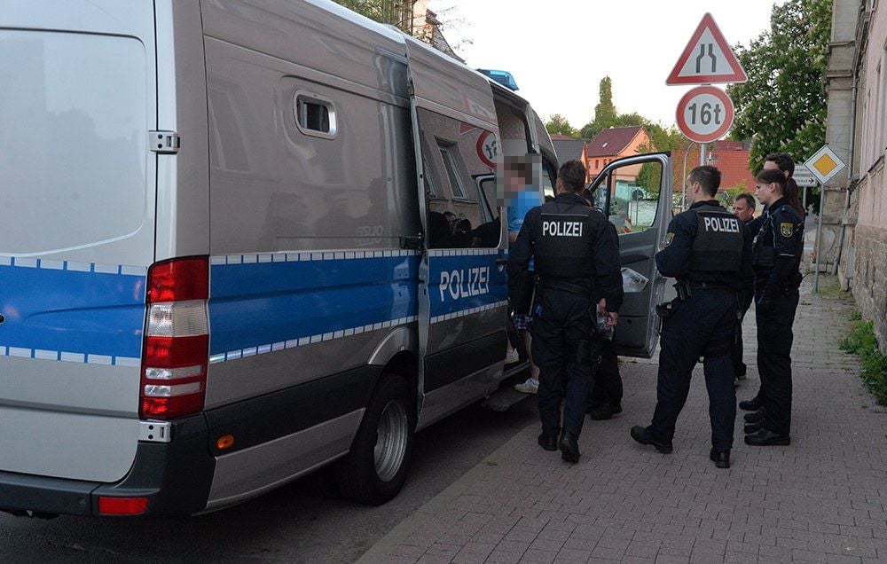 In Aschersleben wurde ein Ring von mutmaßlichen Pädophilen ausgehoben. Einer der Festgenommenen wird zum Abtransport zum Polizeiwagen gebracht.