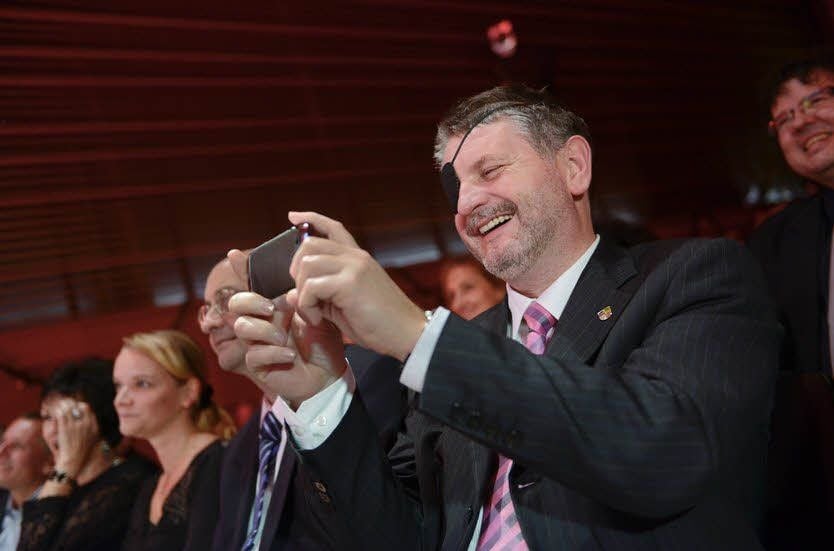 Landrat Schulze, hielt das Walten des Zufalls im Bild fest.