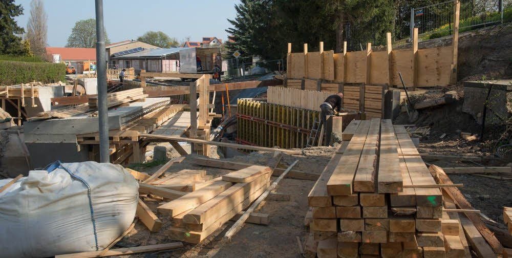Durch den Brückenneubau über den Hasselbach ist kein Platz für einen Fußweg im Bereich der Baustelle.