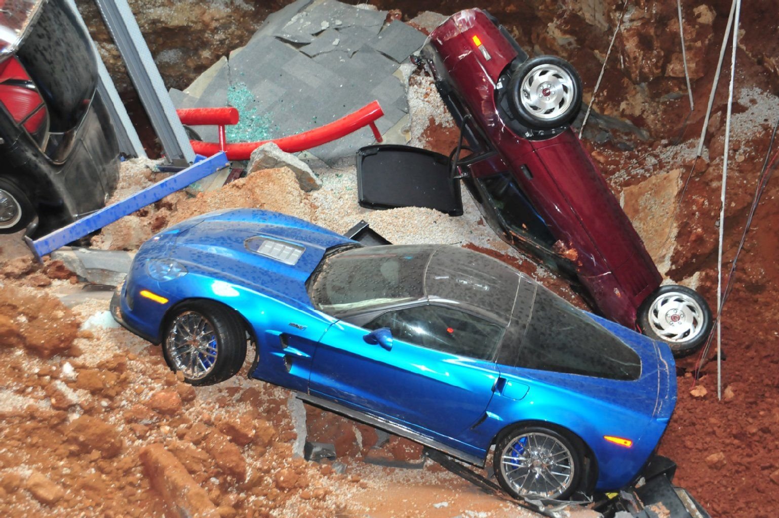 Ein Autograb: Die Erde verschluckte acht Corvette. Darunter auch diesen Blue Devil.