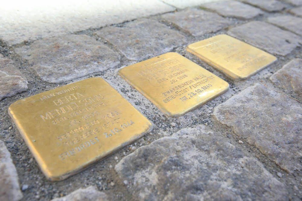 Die drei Stolpersteine für Familie Mendelsohn in der Kramerstraße in Zeitz sind nach dem Diebstahl neu verlegt worden.