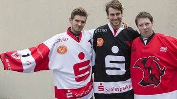 Neben Stürmer Abercrombie präsentierten die Saale Bulls zudem ihren neuen Hauptsponsor. Ab der kommenden Saison präsentiert die Saalesparkasse ihr Logo auf den Trikots der Bullen. So sehen die neuen Team-Trikots aus: