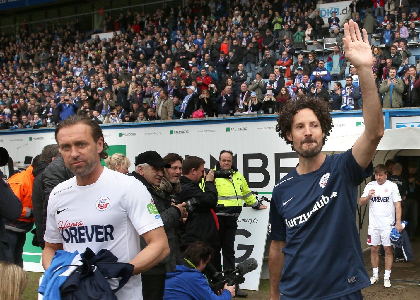 Auch Rapper Max Herre (rechts) und Ex-Hansa-Spieler Thomas Doll nahmen am Spiel teil.