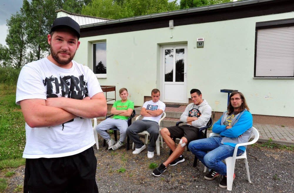 Philipp Hädler (vorn) und seine Freunde sind sauer, dass ihr selbst hergerichteter Klub verkauft wird.