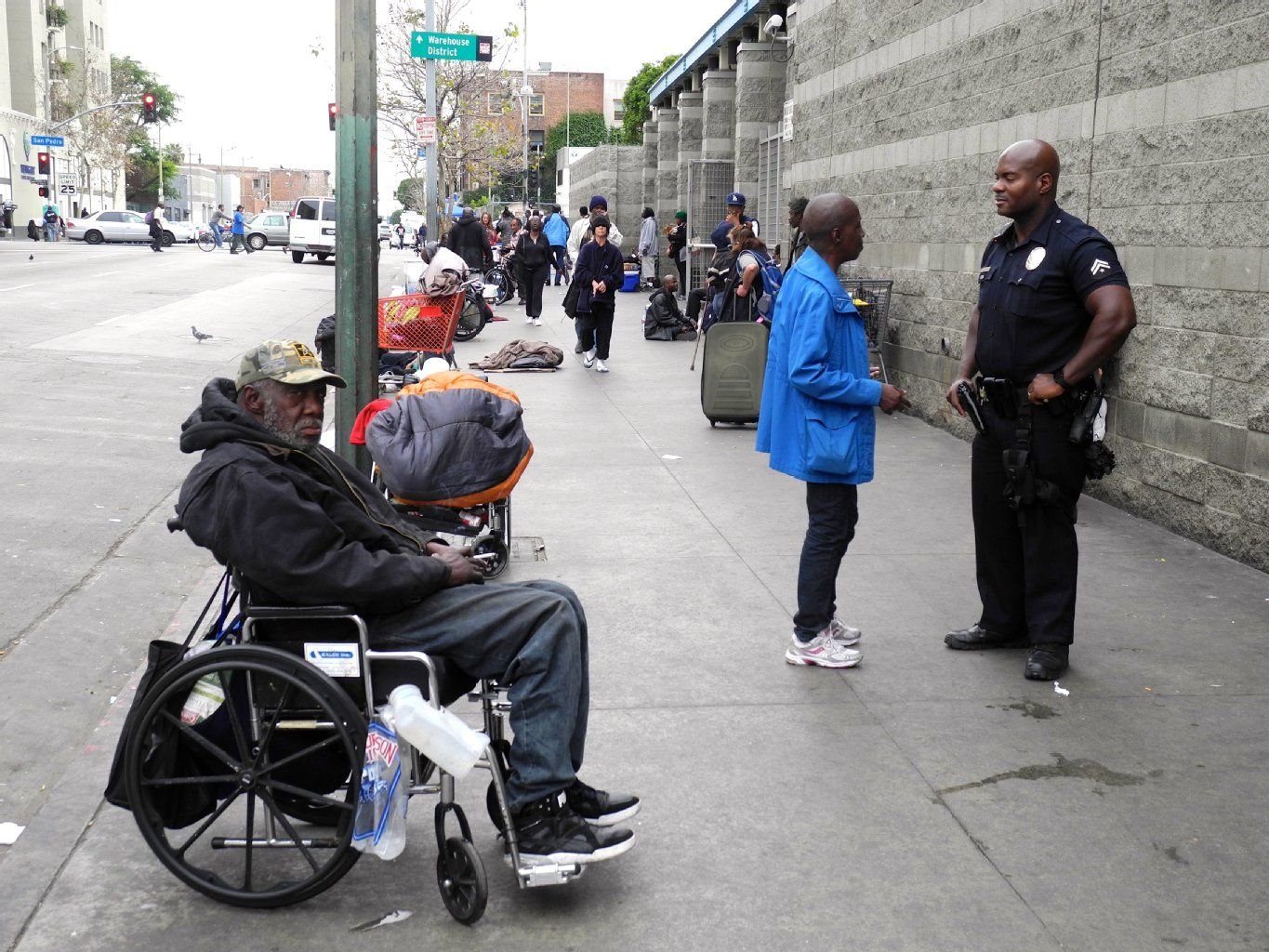 Polizist Deaon Joseph glaubt, dass mehr Beratungsstellen und Wohnungen die Lage in Skid Row verbessern würden.