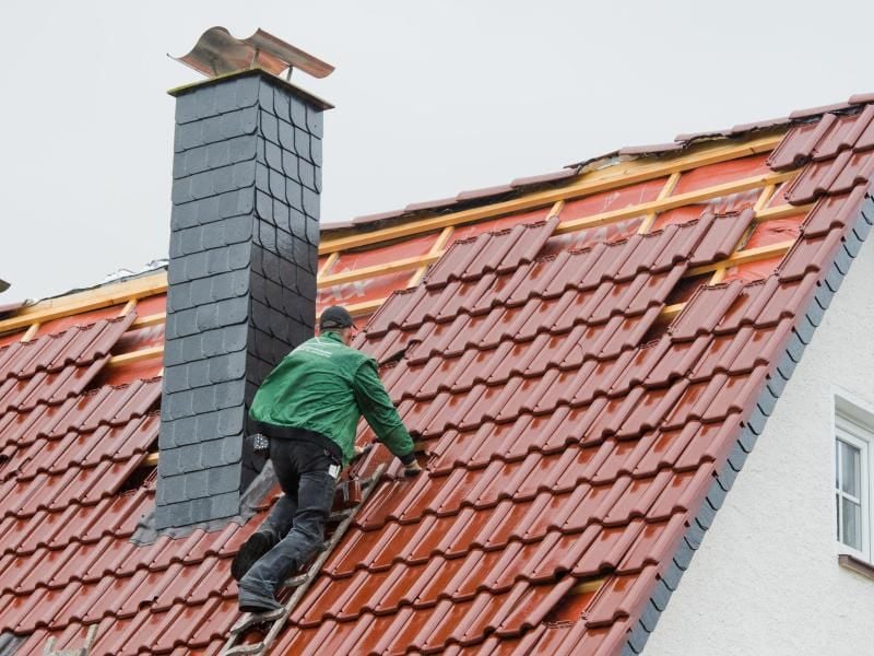 Wurden durch den Sturm Dachpfannen abgedeckt, sind Folgeschäden, die durch eindringende Feuchtigkeit entstehen, in der Regel mitversichert.