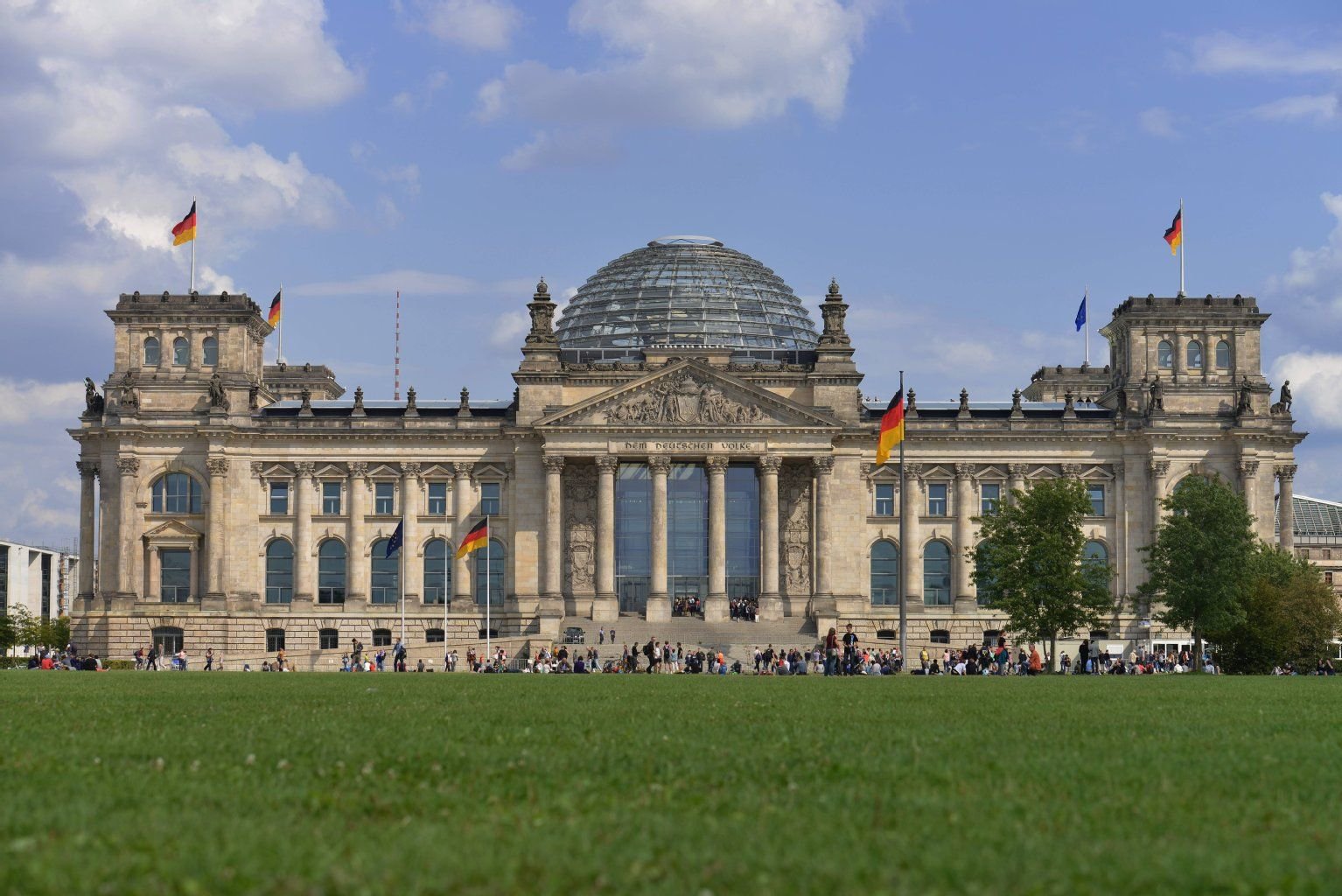 Ein Rechtsradikaler warf am Montagmorgen einen Molotowcocktail auf den Reichstag.