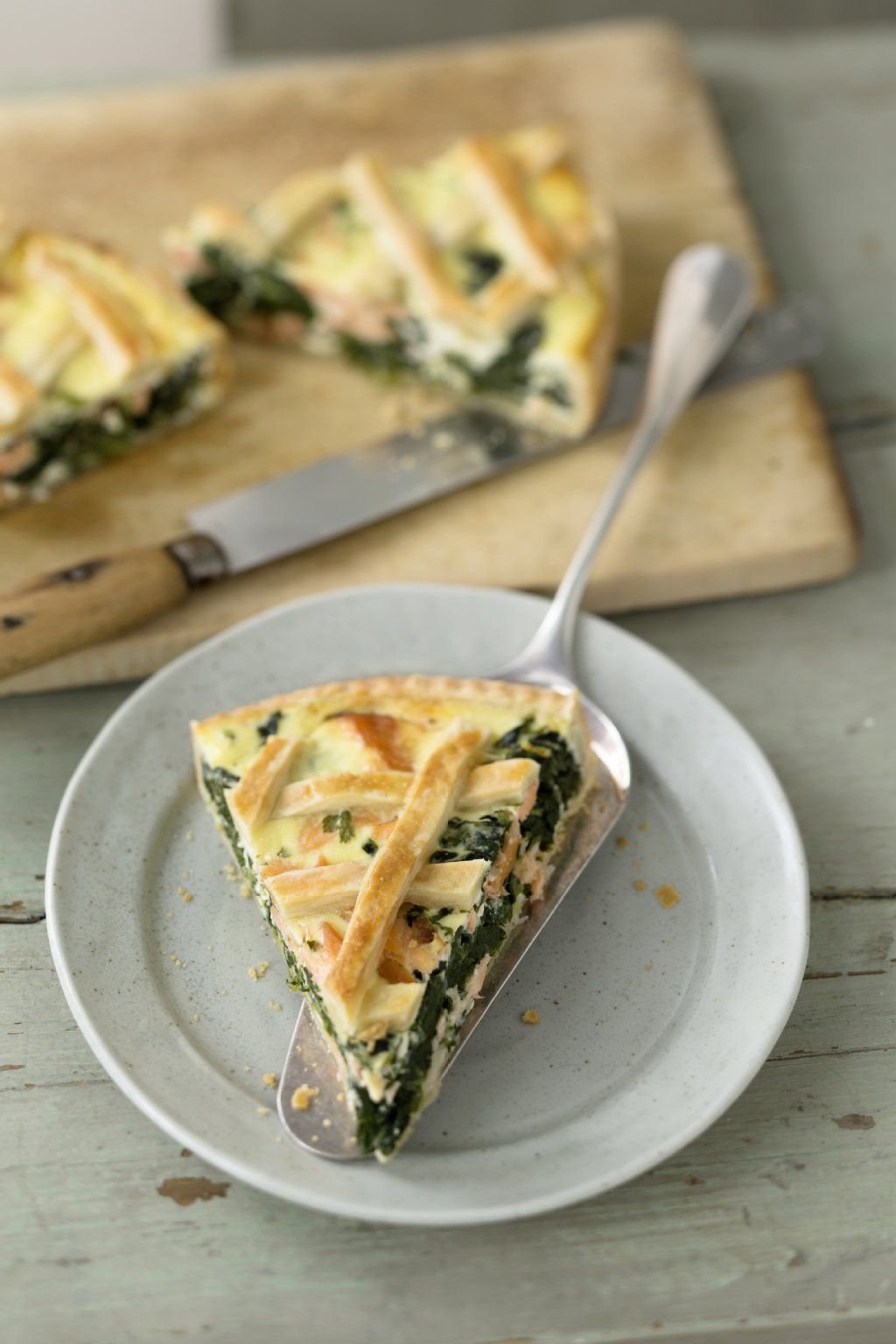Mit Stremellachs und Spinat wird diese Quiche belegt. Stremellachs hat im Vergleich zu normalem Räucherlachs einen würzigeren Geschmack.