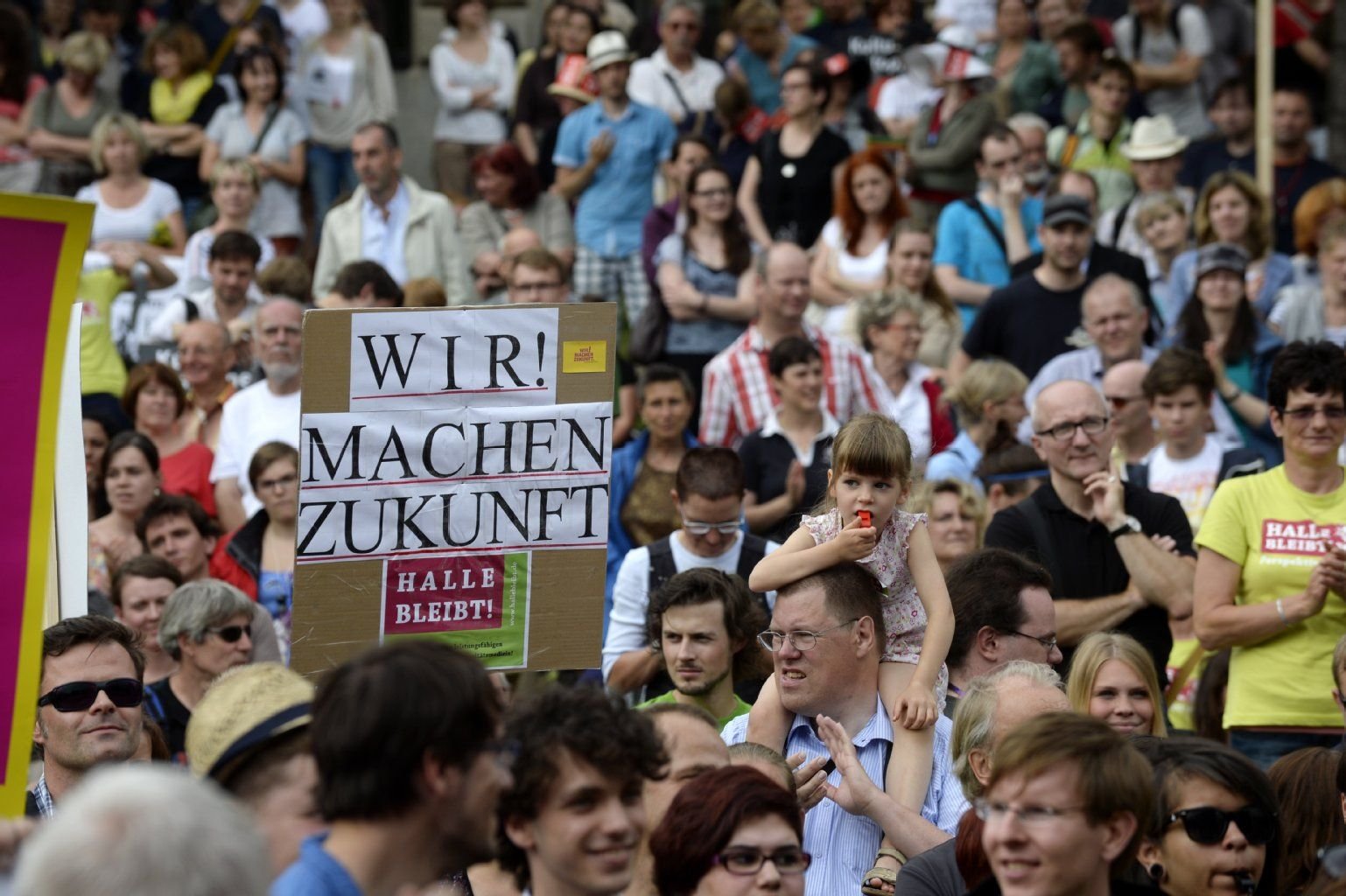 Unter dem Motto "Wir! machen Zukunft" demonstrierten tausende Menschen in Halle gegen die Kürzungspläne der Landesregierung.