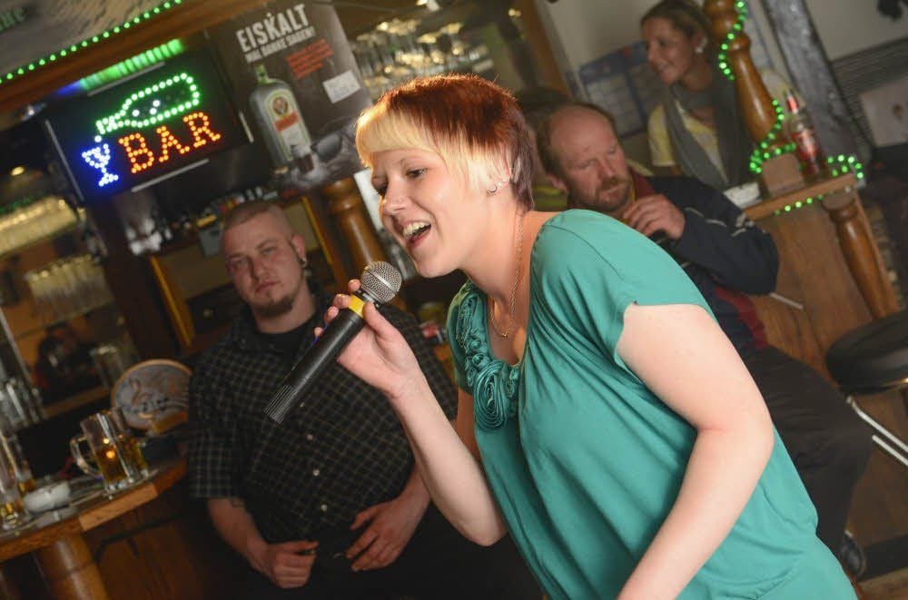 Während des Oktoberfestes am Sonnabend in Kleinpaschleben geht der Wettbewerb „Musikantenscheune sucht den Kneipenstar“ ins Finale. Hier der Vorentscheid mit Nicole Hinze aus Alsleben.