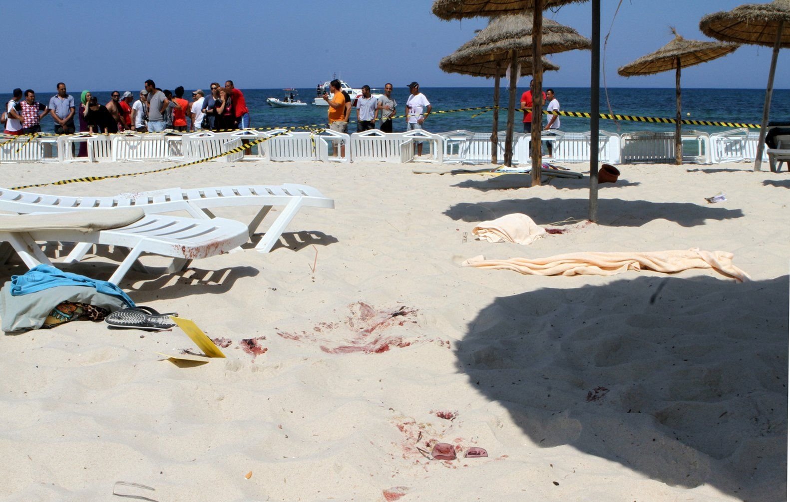 Der abgesperrte Tatort am Strand des Riu-Hotels «Imperial Marhaba» in Sousse