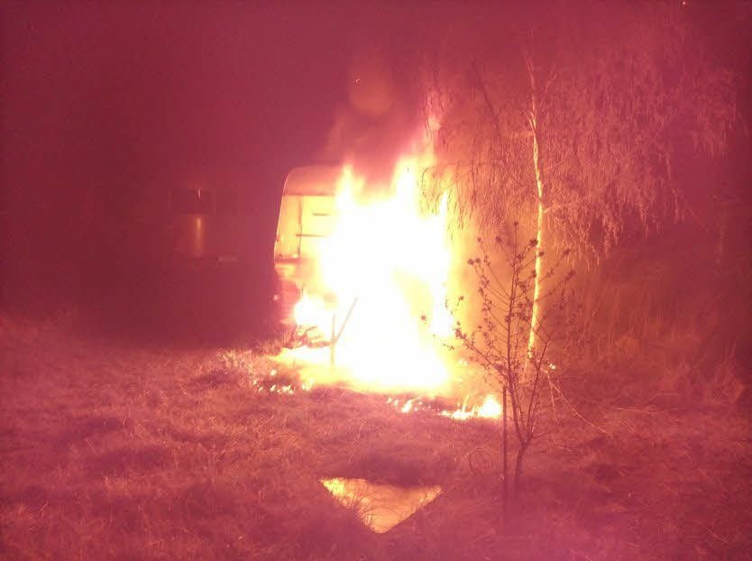 Kurz nach Mitternacht ging der Wohnwagen in Flammen auf.