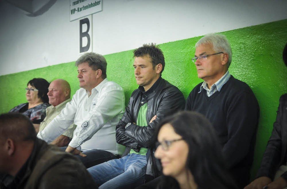 Geballte Handball-Kompetenz beim Freitagsspiel im Block B der Köthener Heinz-Fricke-Halle: Christian Prokop (Trainer von Zweitligist SC DHfK Leipzig) sitzt zwischen seinem Vater Heinz Prokop (rechts) und HG-Präsident Andreas Auerbach. Sie sahen den ersten Köthener Saisonsieg.