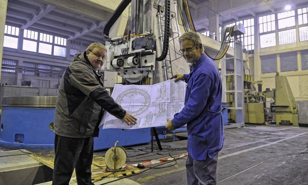 Rainer Dressel (li.) und Klaus-Dieter Arndt von der Getriebetechnik Dessau haben einen Millionen-Auftrag für den Bau von Bandgetrieben erhalten.