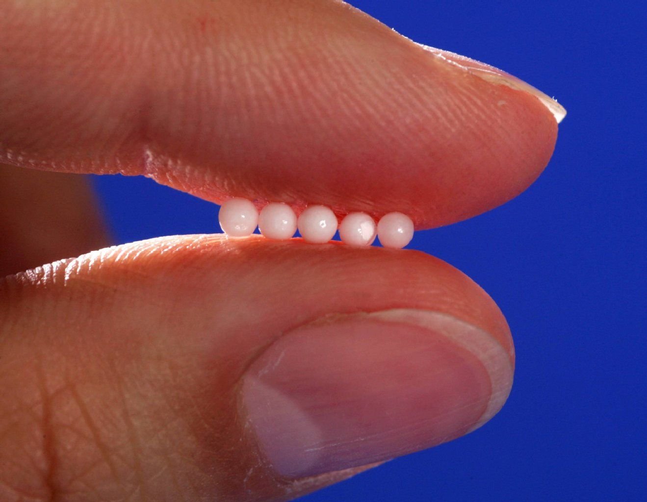 Für die richtige Dosierung von Globuli braucht man echtes Fingerspitzengefühl.