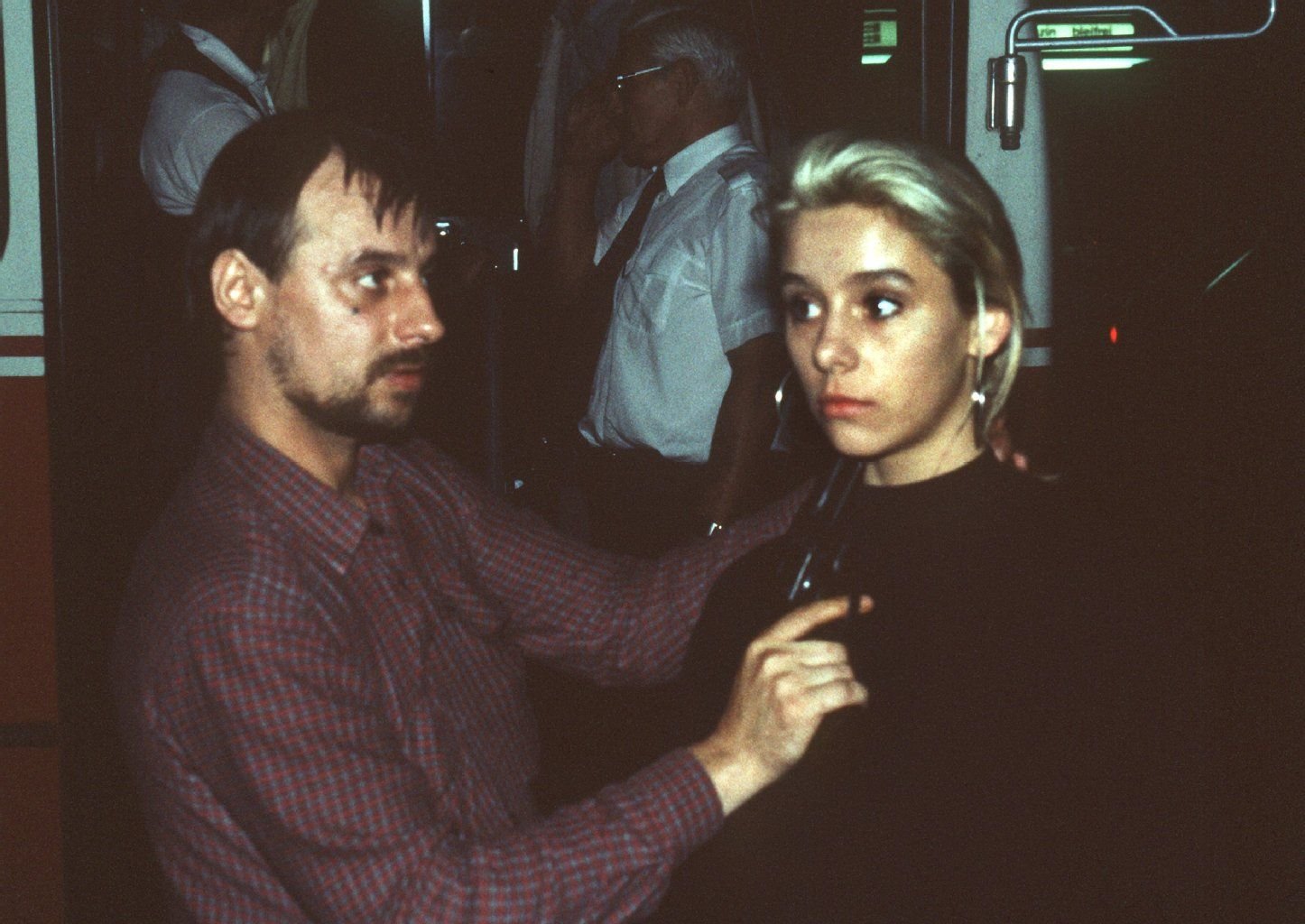 Der Entführer Dieter Degowski bedroht am 17. August 1988 an der Raststelle Grundbergsee auf der A 1 in Niedersachsen die Geisel Silke Bischoff mit einer Waffe.