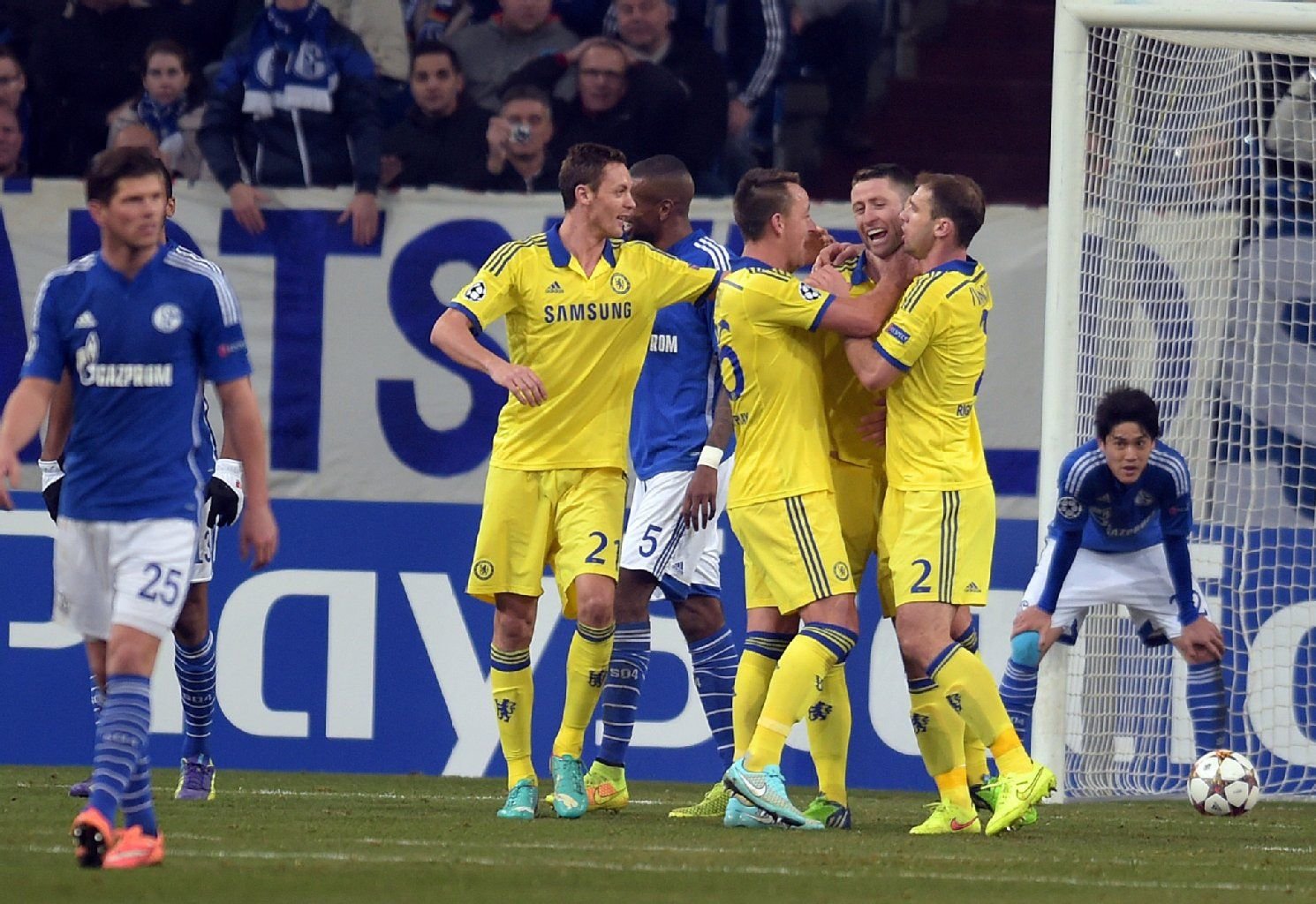 Chelsea feiert (r.) und Schalkes Huntelaar (l.) will es nicht wahrhaben