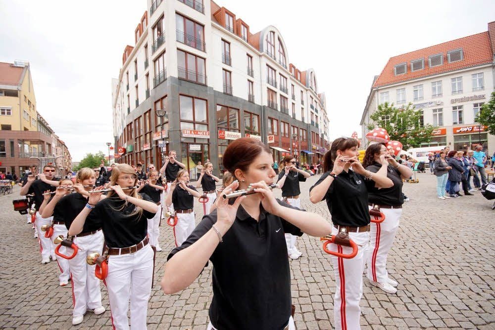 Die Gernröder wurden im Rahmen der Eröffnung der Kreis-Kinder- und Jugend-Olympiade vom Kreissportbund Harz auf dem Halberstädter Fischmarkt zur EM und WM verabschiedet und dankten mit Musik.
