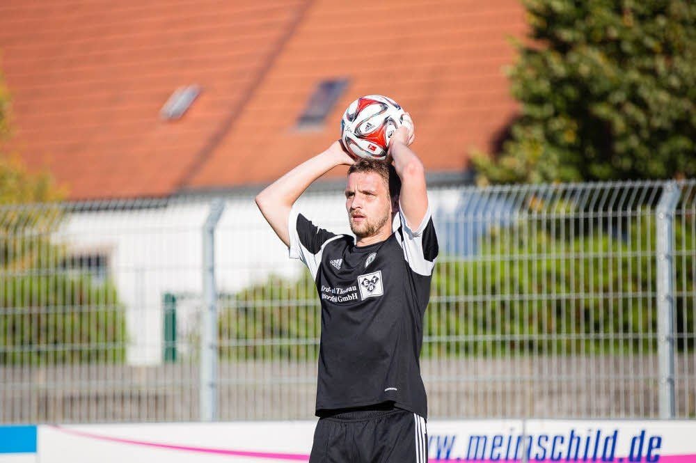 Auch der eingewechselte Mittelfeldmann Rico Gängel, in dieser Szene in einem früheren Spiel beim Einwurf, konnte die Niederlage bei der U23 von Rot-Weiß Erfurt nicht mehr verhindern.
