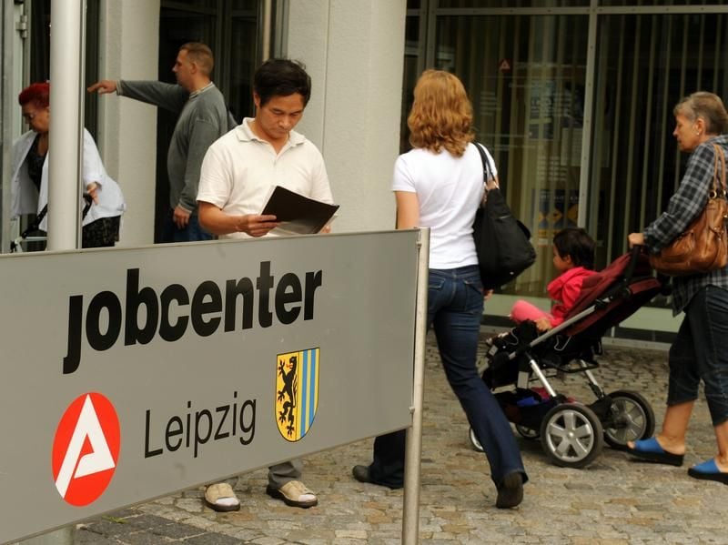 Die Zahl der Arbeitnehmer mit einem Nebenjob hat sich seit der Wiedervereinigung mehr als verdreifacht - auf zuletzt 3,02 Millionen.