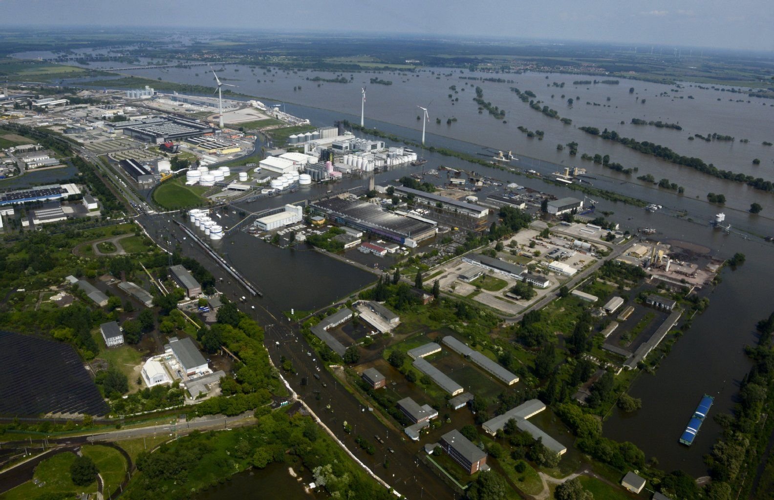 Industriegebiet Magdeburg: MZ-Fotograf Thomas Meinicke flog mit einem Hubschrauber der Bundespolizei von Oppin aus über die Flutgebiete der Elbe bis nach Magdeburg.