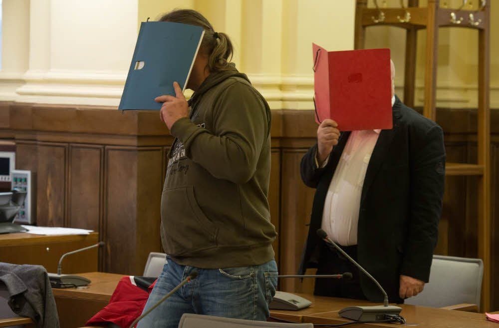 Die beiden Angeklagten vor dem Landgericht Leipzig. Heinz-Dieter D. (rechts) soll nach der Verbüßung seiner Haftstrafe in die Sicherungsverwahrung.