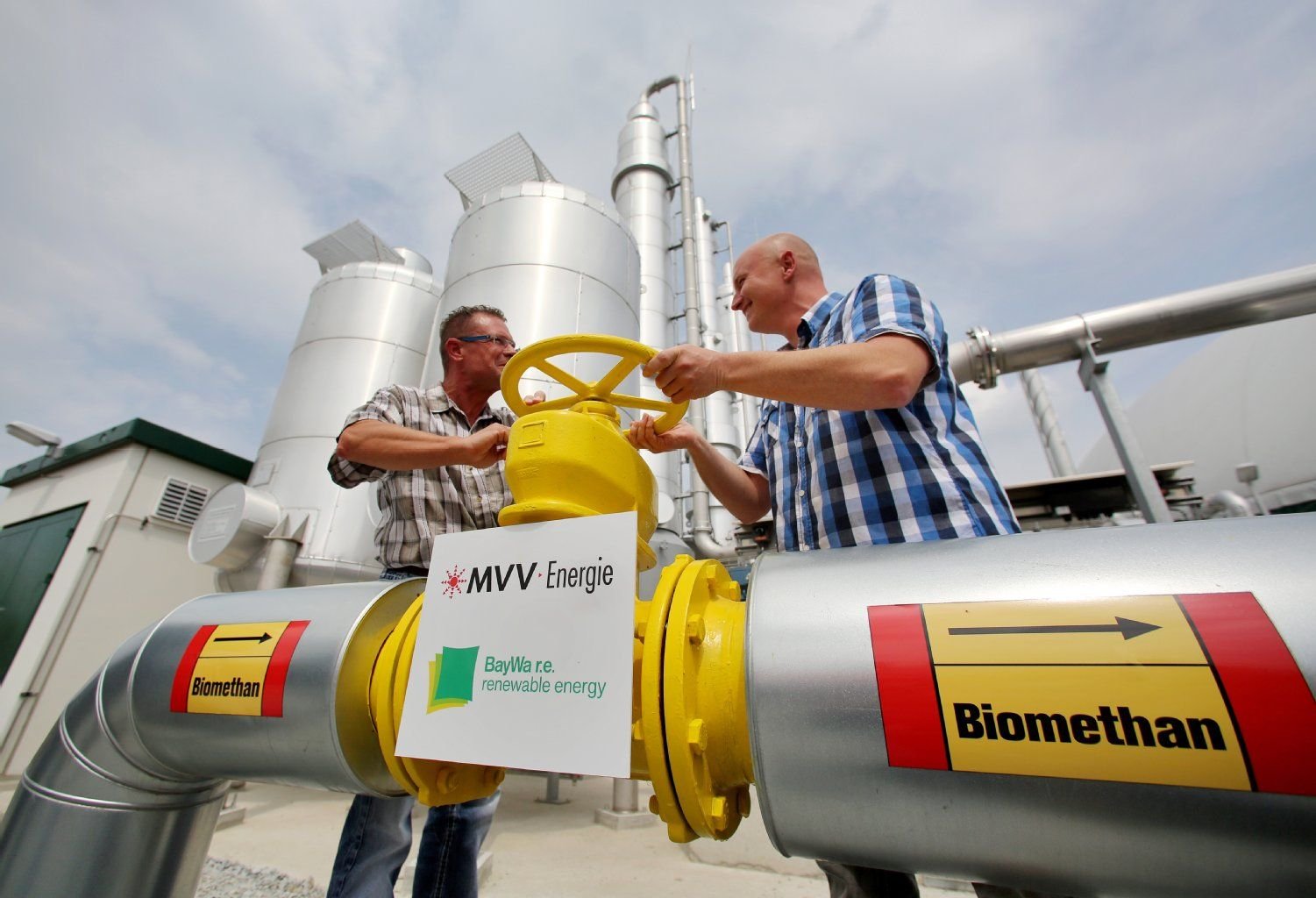 Die Anlagenfahrer Rene Könnecke (r.) und Marco Wolf öffnen den Absperrschieber der neuen Biomethananlage in Staßfurt.