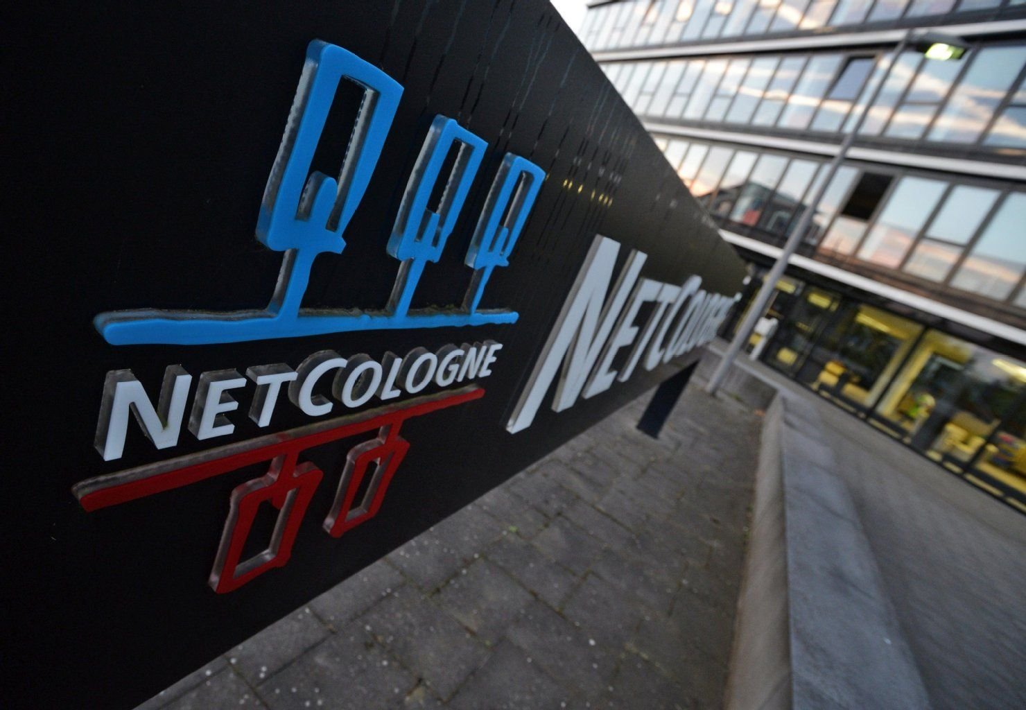 Ein Schild mit dem Logo der Firma Netcologne in Köln.