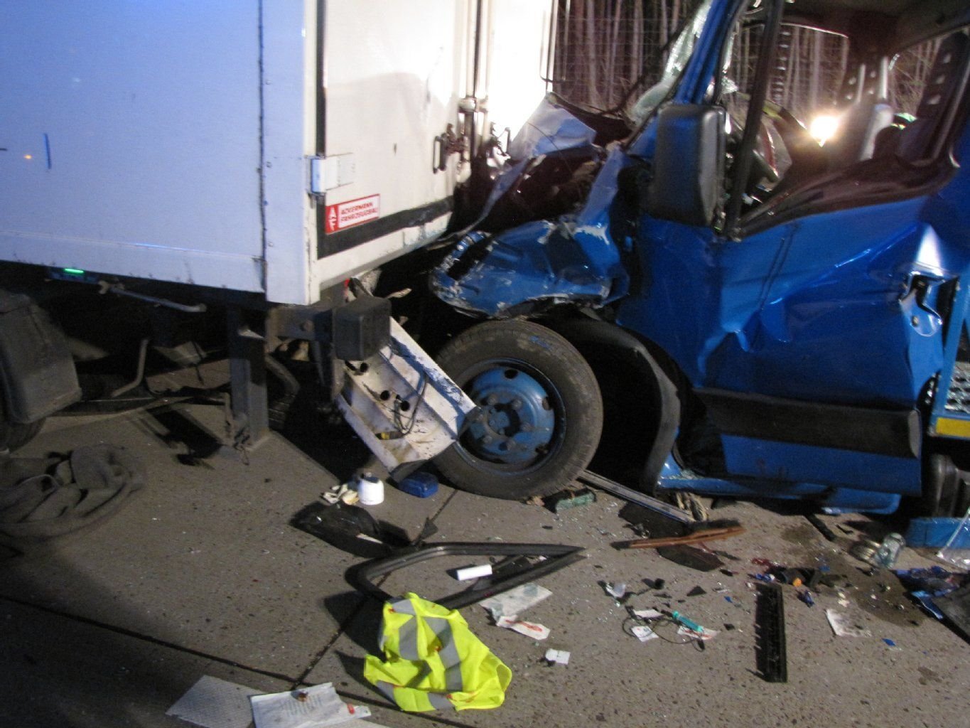 Unfall auf der A2 bei zwischen Theeßen und Burg: Ein 60-jähriger Fahrer eines Kleintransporters fuhr ungebremst auf den Sattelzug auf.