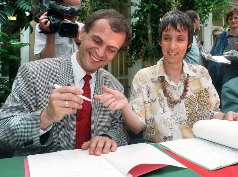 Reinhard Höppner und Heidrun Heidecke unterzeichneten im Jahr 1994 den Koalitionsvertrag.