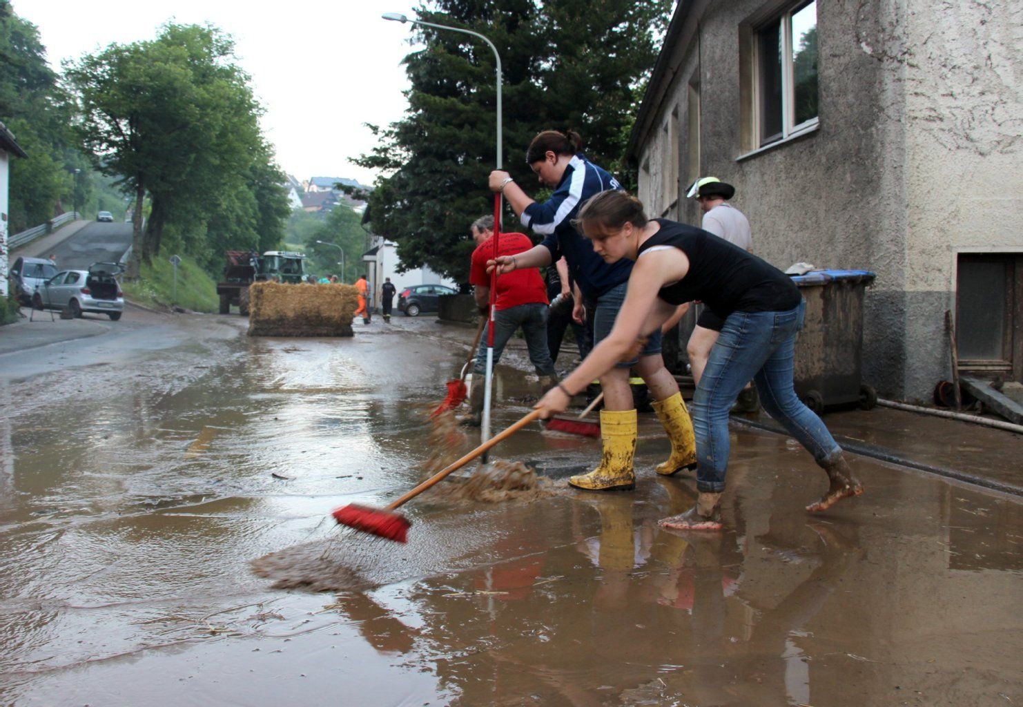 Aufräumarbeiten nach dem Unwetter: Im Dorf Messinghausen bei Brilon haben Hagel und Starkregen die Dorfstraße in eine Schlamm-Piste verwandelt. .