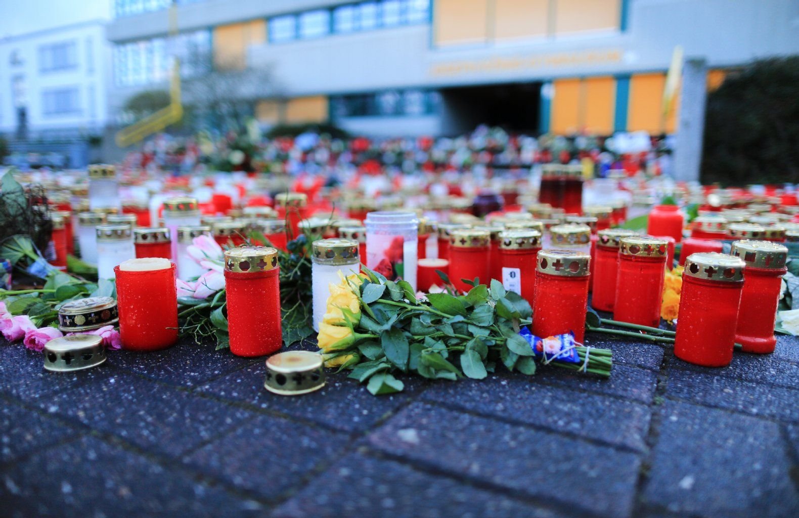 Beileidsbekundungen in Haltern am See: 16 Schüler und zwei Lehrkräfte aus Haltern waren in der Germanwings-Maschine gestorben.