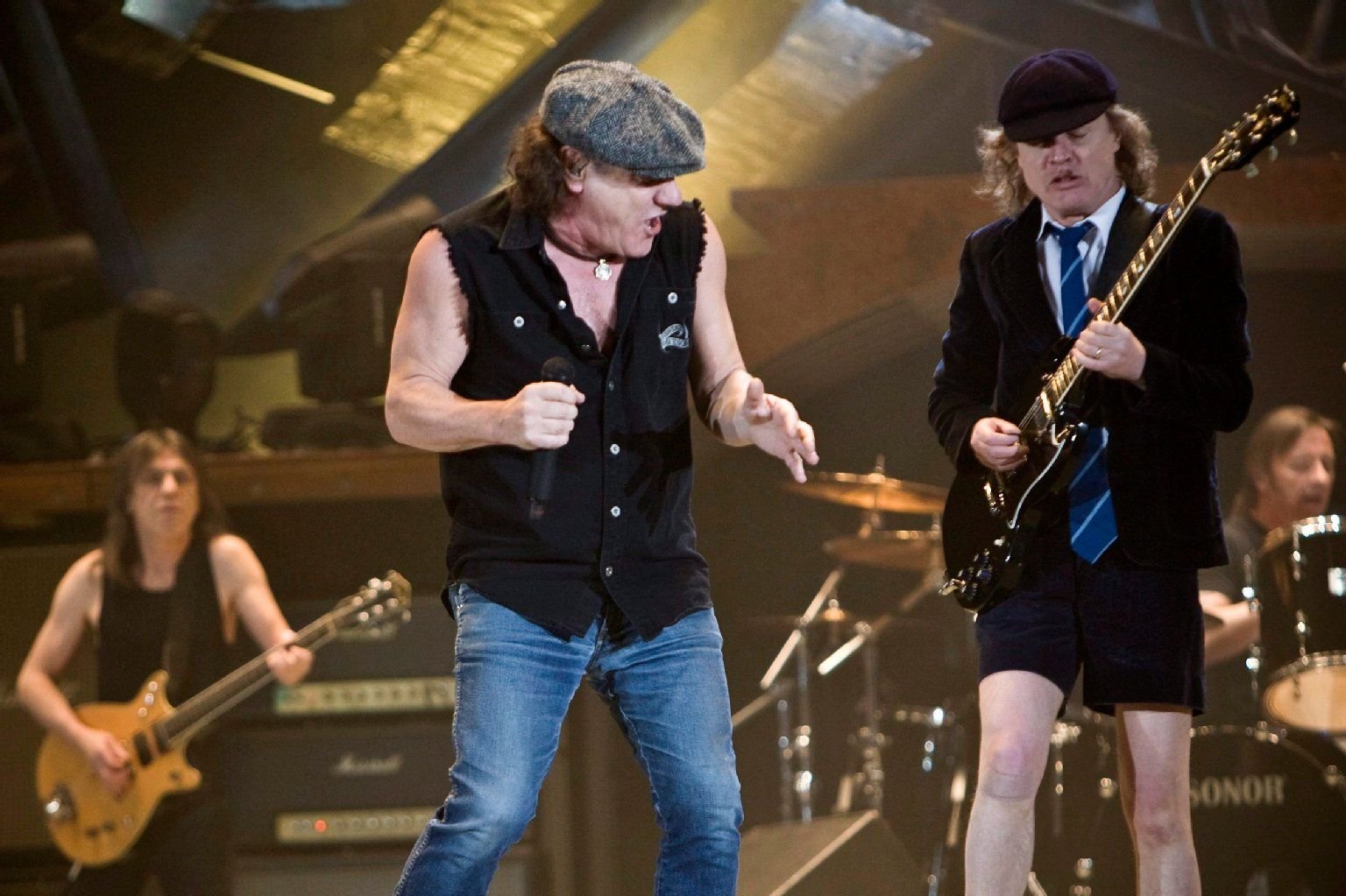Sänger Brian Johnson (M.), Gitarrist Malcolm Young (l.) und sein Bruder Angus Young (r.) von AC/DC bei einem Konzert in Zürich.