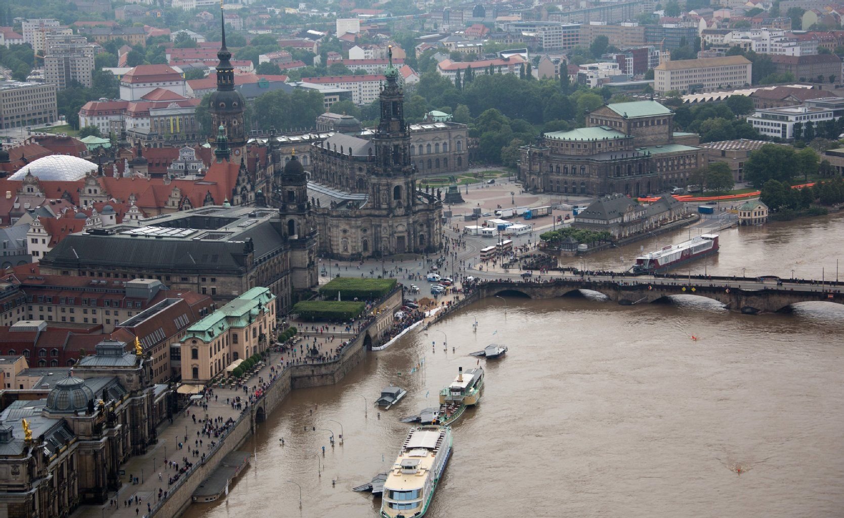 Helfer und Schaulustige stehen am Terrassenufer in Dresden (Sachsen) und verfolgen die Entwicklung des Hochwasser.