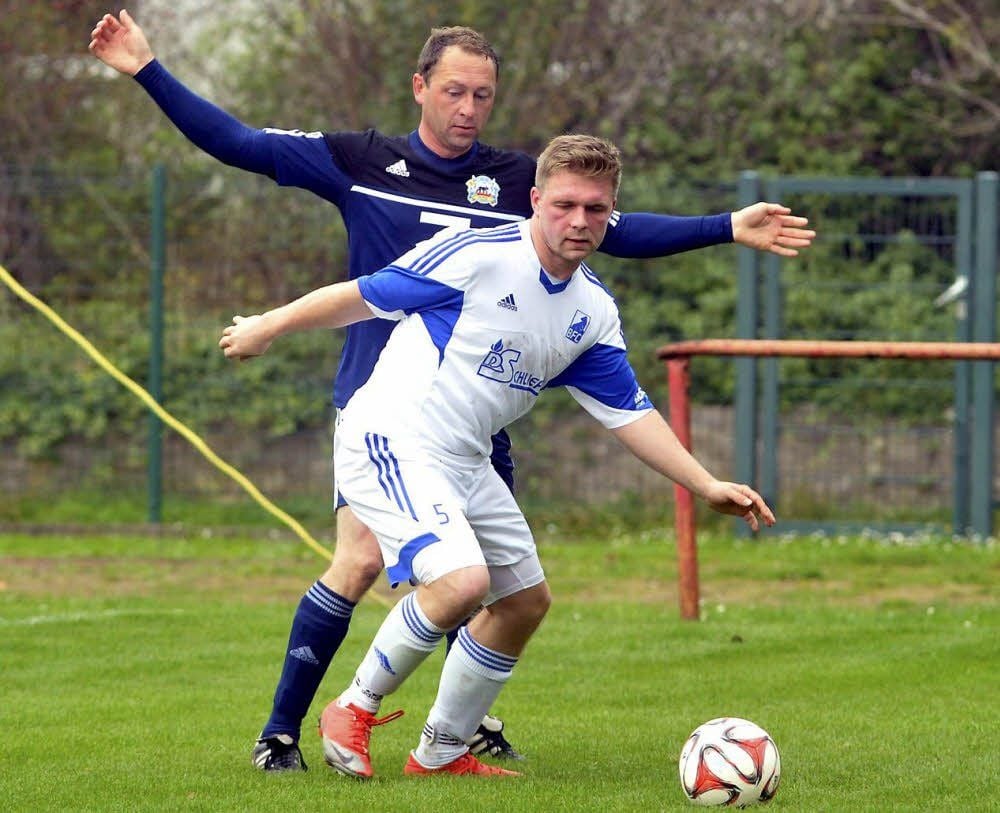 Viel gelang dem Bernburger FC gegen Askania III nicht. Hier sichert David Sonntag (vorn) vom BFC den Ball gegen Jan Reichel. Der Neuling gewinnt beim bisherigen Spitzenreiter mit 6:1.