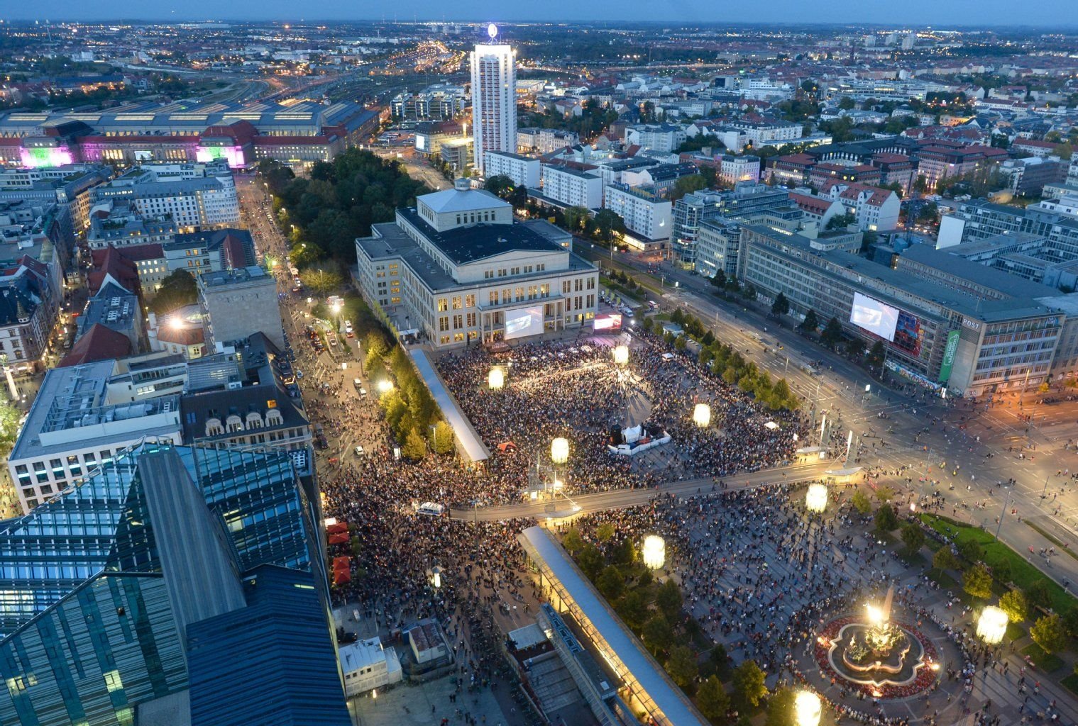 Der mit Menschen gefüllte Leipziger Augustusplatz zum Lichtfest, aufgenommen vom Uni-Hochhaus aus.