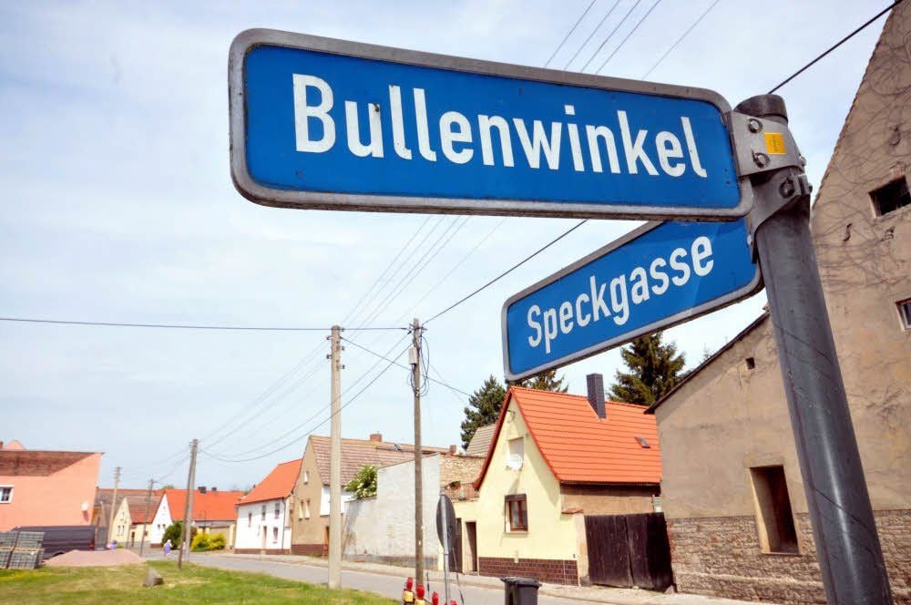 Wer durch Schackstedt fährt, stößt auf manch kuriose Straßennamen. Woher sie kommen? Was sie bedeuten? Darüber geben 60 Jahre alte Aufzeichnungen Aufschluss.