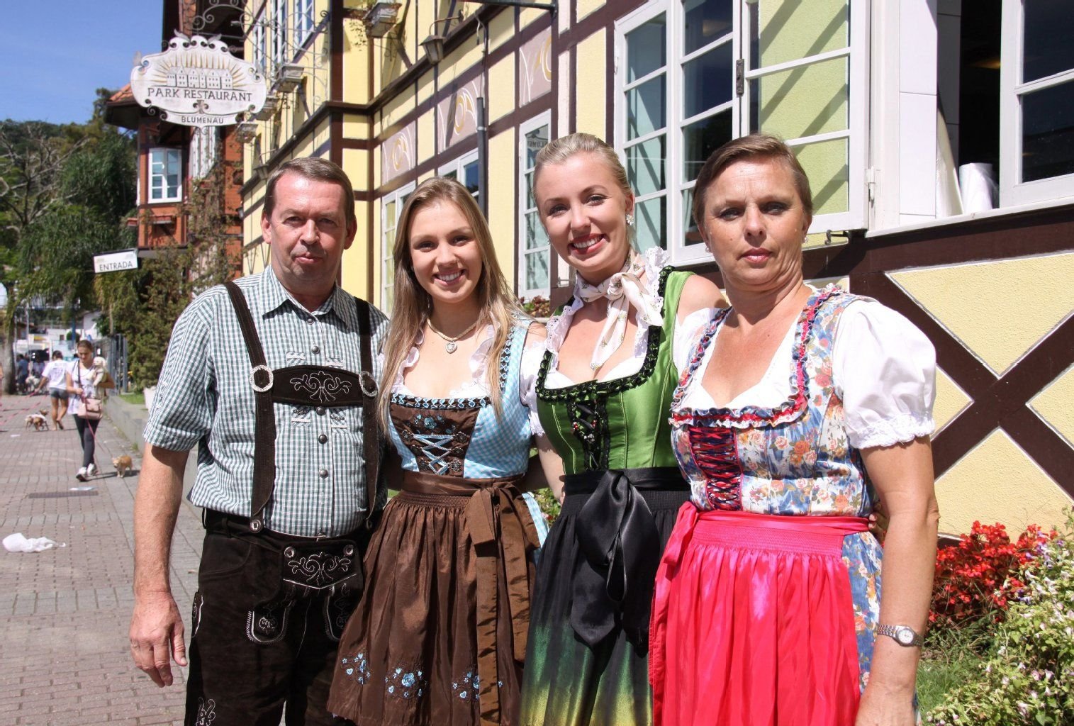 Lederhosen und Dirndl unter südlicher Sonne: Familie Zwicker hat sich für ihren Besuch in der Vila Germânica stilecht gekleidet.