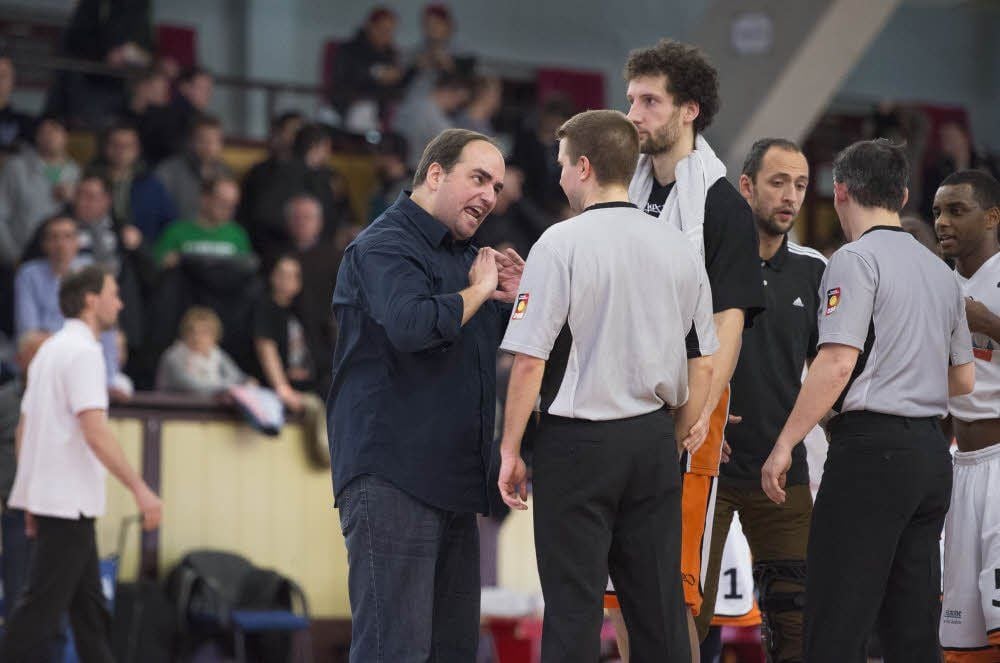 Ein Trainer in Rage: Magdeburgs Coach Dimitris Polychroniadis (l.) war mit zahlreichen Entscheidungen der Unparteiischen unzufrieden.